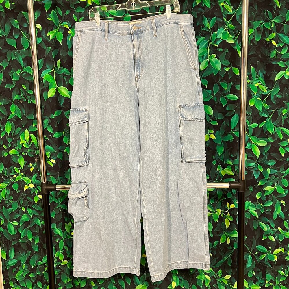 NWT Universal Thread Light Wash Wide Leg Cargo Jeans (16)
